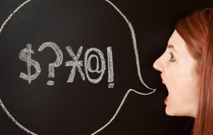 En el país está prohibido decir malas palabras en lugares públicos. 