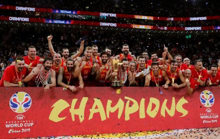 Los jugadores de la selección española de baloncesto posan con el trofeo.