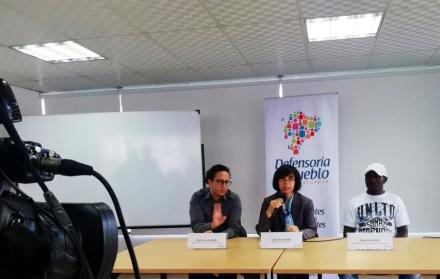 La defensora Gina Benavides (c) expuso este caso ante los medios.