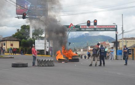 El bloqueo en la vía principal de Ambato sigue.