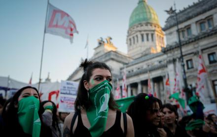Manifestantes participan en una protesta a favor del aborto en Argentina. 