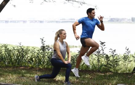 La entrenadora profesional Stephany Grünberg junto al corredor Juan José Jaramillo.