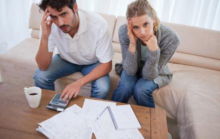 Referencial. No hablar de dinero al convivir en pareja resulta es un obstáculo para afianzar la confianza en la relación.