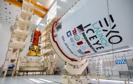Imágenes del lanzamiento. Expertos y científicos ecuatorianos de la carrera de Mecatrónica, de la Facultad de Ciencias de la Ingeniería e Industrias de la UTE elaboraron el pequeño satélite.