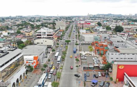 Panorama. La avenida Rodolfo Baquerizo Nazur acoge el centro de comercio y de servicios de la ciudadela la Alborada y aledañas.