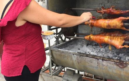 Preparación. Elsy Morales, de Pelileo, le aplica los últimos toques para que su producto quede con ese sabor especial.