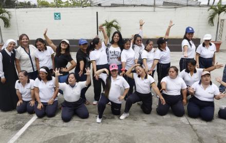 Ensayos. Las 20 chicas preparan la obra desde hace un mes y medio, desde la semana pasada ensayan en el teatro.
