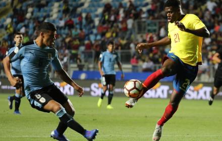 Ecuador en acción contra Maximiliano Araujo (i) de Uruguay en un partido del Campeonato Sudamericano Sub-20 entre Ecuador y Uruguay este viernes, en el estadio El Teniente en Rancagua (Chile).