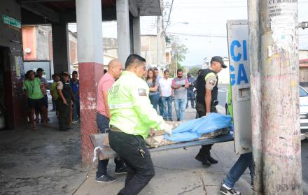El cuerpo fue retirado del portal de la vivienda por agentes de la Policía Nacional. En el sitio solo encontraron un papel con un nombre.