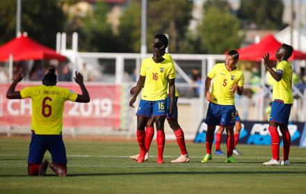 Alegría. Gustavo Vallecilla (6) y Jhon Espinoza (derecha) rezaron después del partido, en agradecimiento por la clasificación a la parte final del Campeonato Sudamericano. Los demás compañeros también festejaron a su manera.