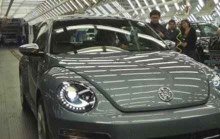 El último Beetle, de un reluciente azul metálico, encendió motores y entre música de mariachis, vivas y aplausos.