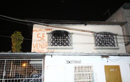 Según los vecinos, los internos huyeron por un hueco de la casa.