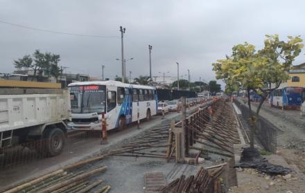 Trabajos en las calles causan tráfico vehicular.