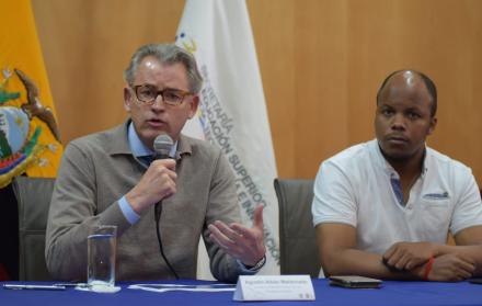 Rueda de prensa por el recorte presupuestario a las universidades. Preside Agustín Albán (i), secretario de Educación Superior, Ciencia y Tecnología e Innovación; junto a Elías Teodoro (d), secetario Técnico de Juventudes.