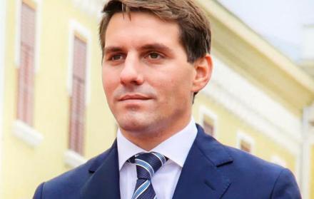 Debido al escándalo, Nicholas fue sacado de la linea sucesoria y perdió la corona.
