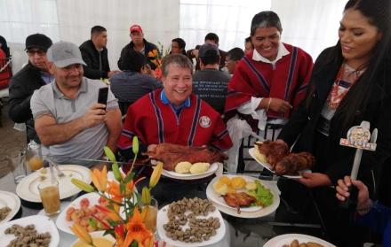 Hubo tiempo también para degustar platos típicos de la región.