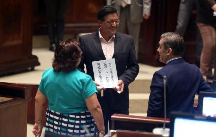 Correístas. Como siempre, los asambleístas de la Revolución Ciudadana llevaron cartelitos al Pleno. Aquí, Franklin Samaniego muestra el suyo.