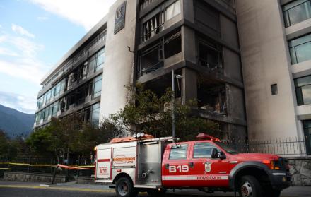 Daños. El edificio de la Contraloría fue objeto de una incursión de manifestantes que lo incendiaron.