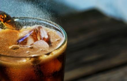 El 66 % de los ecuatorianos consumen bebidas azucaradas.