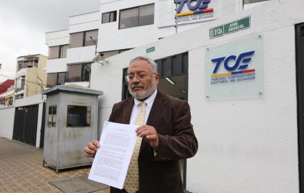 Jorge Acosta, expresidente del extinto Tribunal Supremo Electoral, acudió ayer al TCE para pedir medidas cautelares que suspendan la elecciones del CPCCS