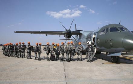 Soldados de la Fuerza Nacional embarcando desde Brasilia para el estado amazónico de Rondonia para combatir incendios en la selva de la Amazonía.