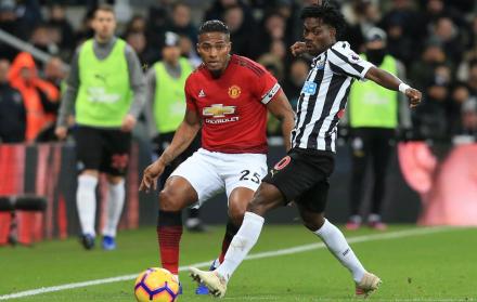 Antonio Valencia (i), jugador del Manchester United.