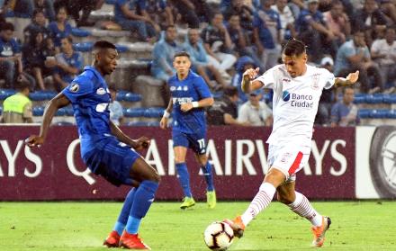 El jugador del Emelec Wilmwe Godoy (i) disputa el balón Carlos Auzqui (d) de Huracán durante un partido por el grupo B de la Copa Libertadores entre el Emelec ecuatoriano y Huracán de Argentina.