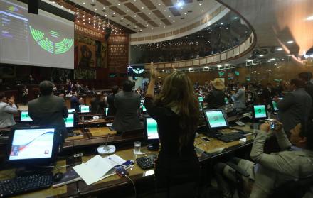 Cuando el número de votos pasó el margen de las dos terceras partes (91 votos) para aprobar la ley, inmediatamente el pleno de la Asamblea se inundó de aplausos desde el hemiciclo hasta las barras altas, donde estaban varios jubilados observando la sesión