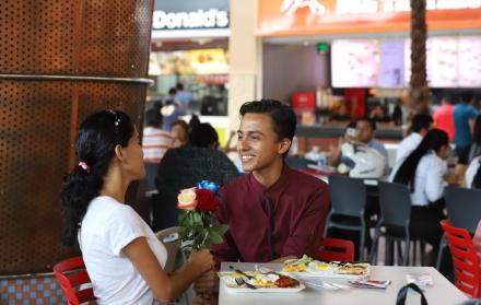 Mall del Sur. El centro comercial se llenó de parejas y amigos. En el patio de comidas, Leo Álvarez y Sheilla Alfonso.