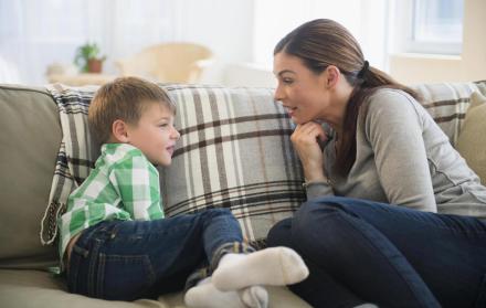 Los expertos aseguran que la actitud de los padres al ser cuestionados por sus hijos es demasiado importante, porque con el tiempo aprenden a disentir con los demás, afirmando su autoestima.