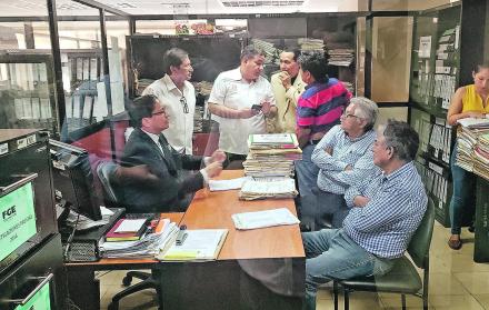 Aparte de la recepción de versiones, el fiscal Peña (i) ha solicitado los vídeos de la bodega y oficinas internas y externas de la Delegación Electoral del Guayas. Además de los informes del caso. El vicepresidente del CNE, Enrique Pita, comparecerá el lu
