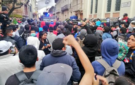 Con refuerzos policiales, las fueras del orden retomaron el control. Hubo uso de bombas lacrimógenas para internar dispersarlos.