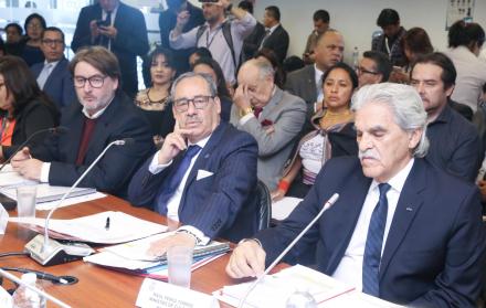 El exministro de Cultura Raúl Pérez Torres y el presidente de la Sede Nacional de la CCE, Camilo Restrepo, comparecieron el pasado 26 de junio ante la Comisión de Educación, Cultura, Ciencia y Tecnología. Ambos admitieron que no se aplicó el reglamento de