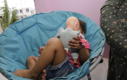 Elena. Ella aún lucha contra el cáncer y su mamá quiere ayuda para saber si su niña es candidata para una trasplante de médula. Ambas familias carecen de recursos, lo que ha dificultado su recuperación.