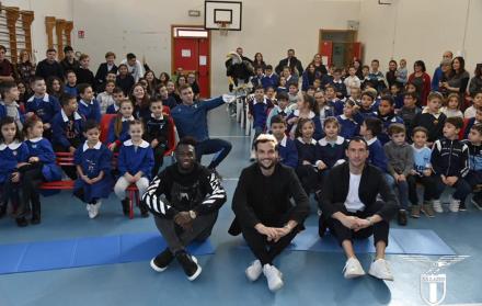 Felipe Caicedo (i) durante la visita a la escuela de Mentana (Italia).