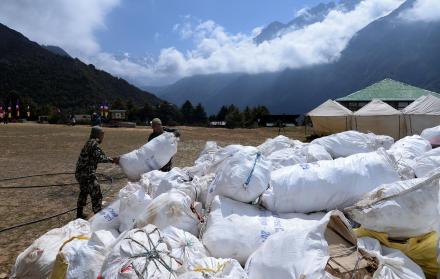 Cuatro cadáveres y 11 toneladas de basura recogidos en limpieza del Everest 