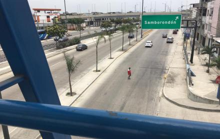 Algunos moradores no utilizan los puentes peatonales y cruzan la autopista sorteando los riesgos.
