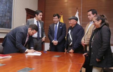 Ministros de Trabajo y Finanzas firman acuerdos con representantes de los maestros jubilados. 