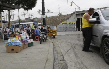 El comercio informal se apoderó de las veredas. Al final dejan los desperdicios en la vía pública.