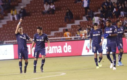 Luis Amarilla (i) celebra una de sus anotaciones
