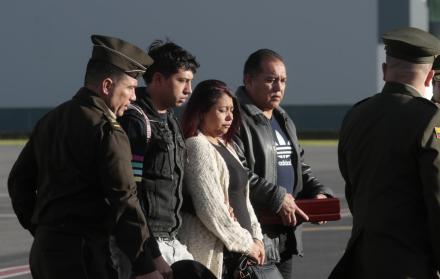Familiares de la policía que falleció en atentado, Kevin Chicó,Elizabeth Vallejo y Roberto Chico a su retorno de Colombia.