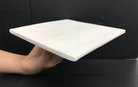 Madera que puede reflejar el calor o la radiación infrarroja.