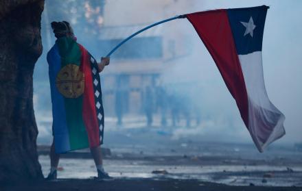 Miles de personas protestan en la céntrica Plaza Italia, rebautizada popularmente como “Plaza Dignidada”