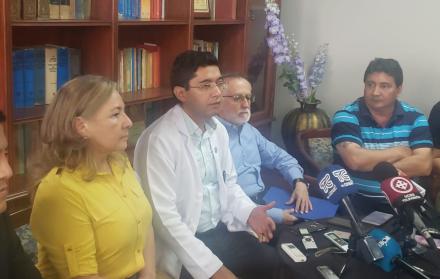 El médico del hospital Teodoro Maldonado Carbo, Álex Vivas, denunció un atentado en su contra.