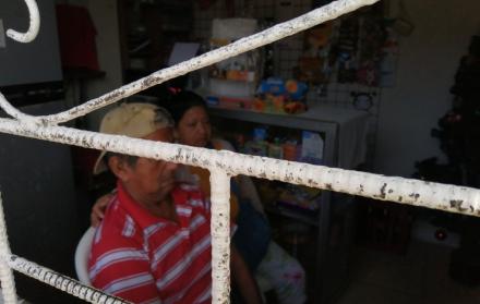 Además, el delincuente golpeó con la cacha de un revólver a su hijo de 26 años.