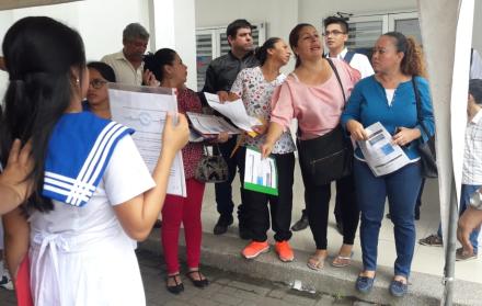 Grupos de padres protestaron este lunes en los exteriores de centros educativos de la Zona 8. 