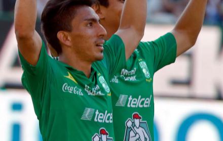 Ángel Mena celebra su gol contra Atlas.