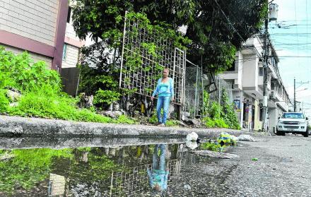 Zuly Zamora camina por Sauces 4, donde hay agua estancada y maleza. Los moradores también se quejan porque algunas personas arrojan basura en la calle.