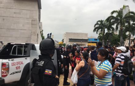 Extrabajadores del Ministerio de Salud exigieron su reincorporación con una protesta en los exteriores del Museo Antropológico y de Arte Contemporáneo, en Guayaquil.