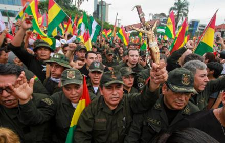 Militares se unen a la marcha para celebrar la salida de Evo Morales. 